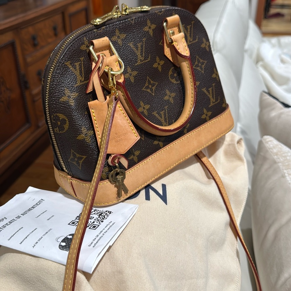 SALE🔥AUTHENTIC ALMA BB WITH STRAP, CLOCHETTE,  LOCK, KEYS,, DUST BAG!
WITH COA
